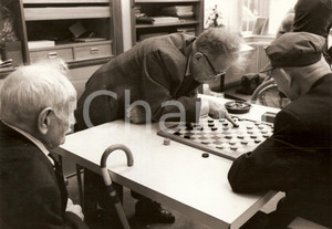 Fotografia d epoca originale 1980 ca AMSTERDAM NE Playing chequers in home for aged GERIATRICS Photo WHO 1