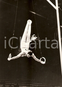 Fotografia d epoca originale 1980 ca EX URSS Victor LEONTIEV gymnastics champion displays his form WHO Sports 1