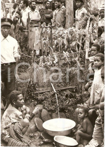 Fotografia d epoca originale 1981 PAPUA NEW GUINEA Ritual feast with jawbones of pigs WHO photo ABCEDE Water 1