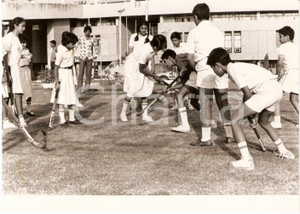 Fotografia d epoca originale 1986 INDIA Children playing hockey at school WHO photo GENERAL SPORTS 1