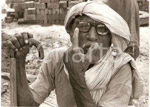 Fotografia d epoca originale 1982 INDIA Old BHARAT SINGH wears spectacle WHO photo A.S. KOCHAR  GERIATRICS 1