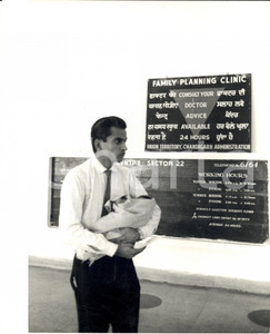 Fotografia d epoca originale 1980 ca CHANDIGARH INDIA Controllo nascite riguarda anche padri WHO Foto SCHWAB 1