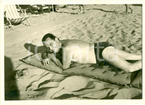 Fotografia d epoca originale 1961 FREGENE RM Carlo DAPPORTO in spiaggia Fotografia 1