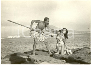 Fotografia d epoca originale 1955 ca NAPOLI Renato D AYALA VALVA  The raped  Scena tribale Fotografia 1