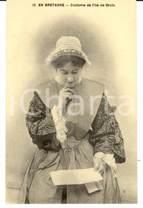 Cartolina originale da collezione 1900 ILE DE GROIX F COSTUMES BRETONS Femme qui lit FP NV 1