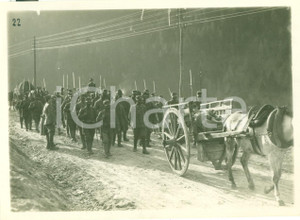 Fotografia d epoca originale 1918 GORIZIA WWI Fanteria italiana in marcia con carri rifornimento FOTOGRAFIA 1