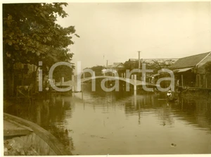 Fotografia d epoca originale 1925 ca BANGKOK THAILANDIA Barchette indigene attraversano fiume villaggio 1