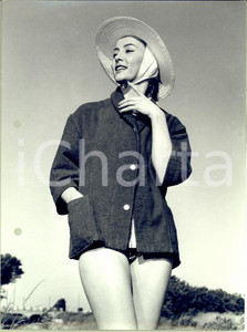 Fotografia d epoca originale 1960 ca STORIA DELLA MODA Modella posa in campagna in costume e cappotto Foto 1