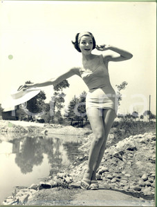 Fotografia d epoca originale 1960 ca STORIA DELLA MODA Modella scherza in costume lungo uno stagno Foto 1