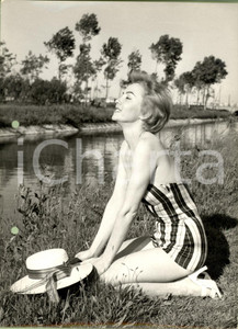 Fotografia d epoca originale 1960 ca MILANO STORIA DELLA MODA Modella in costume lungo un naviglio Foto 1