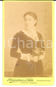 Fotografia d epoca originale 1880 ca FRANCE Ritratto di donna con mazzolino di fiori Foto BROWN BARNES BELL 1