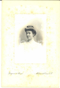 Fotografia d epoca originale 1890 ca MILANO Giovane donna con acconciatura raccolta Foto GUIGONI e BOSSI 1