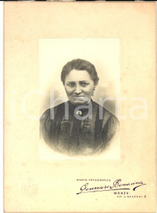 Fotografia d epoca originale 1900 ca MONZA Donna con il ritratto del marito al collo Foto Gennaro BONACINA 1