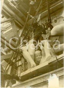 Fotografia d epoca originale 1970 ca PARIS Restauro di statue sulla facciata di un palazzo Foto DANNEGGIATA 1