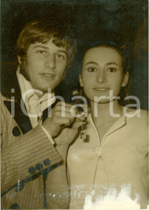 Fotografia d epoca originale 1960 ca FRANCE Coppia di attori con portachiavi Photo LAMY DANNEGGIATA 18x13 cm 1