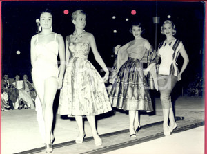Fotografia d epoca originale 1960 ca STORIA DELLA MODA MILANO Sfilata con modelle in abiti estivi Foto 1