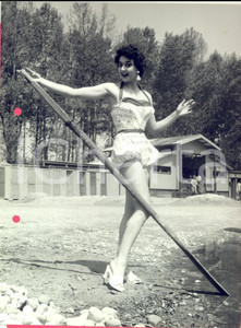 Fotografia d epoca originale 1960 ca STORIA DELLA MODA Modella scherza al lago con un remo Foto VINTAGE 1