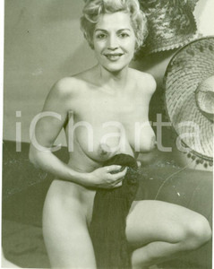 Fotografia d epoca originale 1955 ca EROTICA VINTAGE Naked MILF revealing FOTOGRAFIA 1