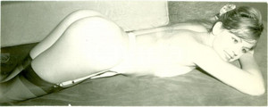 Fotografia d epoca originale 1960 ca EROTICA VINTAGE Naked girl lying with nylon garter FOTO 1