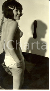 Fotografia d epoca originale 1965 ca EROTICA VINTAGE Sexy lady stripping off her panties  REAL PHOTO 1