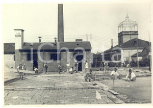 Fotografia d epoca originale 1935 ca VERCELLI Operai costruiscono cortile di fabbrica  Foto 17x12 cm 1