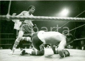 Fotografia d epoca originale 1981 LONDON WEMBLEY Boxe Tony SIBSON knocking down Alan WINTER PHOTO 1