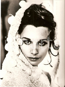 Fotografia d epoca originale 1970 circa PAOLA PITAGORA Ritratto con scialle e nappe VERA FOTOGRAFIA 1