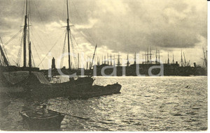 Cartolina originale da collezione 1920 ca LIVORNO Il porto al tramonto con barche a vela Cartolina FP NV 1