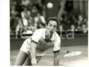 Fotografia d epoca originale 1980 WIMBLEDON UK Tennis DICK STOCKTON in action vs Ilie NASTASE Photo 1