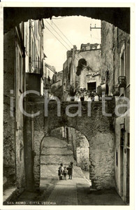 Cartolina originale da collezione 1955 SANREMO IM  CittÃ  vecchia ANIMATA Cartolina FP VG 1