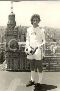 Fotografia d epoca originale 1975 ca MONTEVIDEO URUGUAY Calcio Ferdinando MORENA con pallone ADIDAS Foto 1