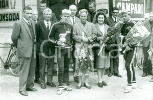Fotografia d epoca originale 1966 MILANO Squadra U.S. CAVARIESE vince gara ciclistica FOTOGRAFIA 1