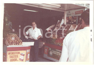Fotografia d epoca originale 1966 TEXAS USA Jack PAINO & son Quality fruit at the marketplace Photo 1