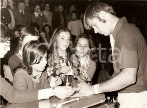 Fotografia d epoca originale 1980 ca MILANO Tennis Roscoe TANNER forma autografi alle fans Fotografia 1