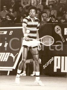 Fotografia d epoca originale 1976 ROMA Tennis COPPA PUMA Arthur ASHE durante match Sponsor PUMA Fotografia 1