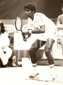 Fotografia d epoca originale 1980 ca INDIA Tennis Vijay AMRITRAJ durante match Sponsor ADIDAS Fotografia 1