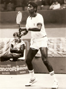 Fotografia d epoca originale 1980 circa INDIA Tennis Vijay AMRITRAJ durante match Sponsor BANCROFT Fotografia 1