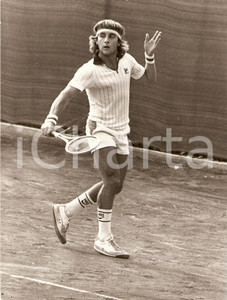 Fotografia d epoca originale 1980 ca TENNIS Campione Luca BOTTAZZI durante un match Sponsor FILA Fotografia 1
