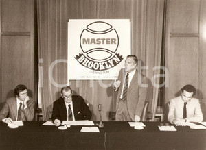 Fotografia d epoca originale 1980 MILANO Carlo DELLA VIDA presenta BROOKLYN MASTERS Tennis Tournament Foto 1