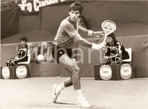 Fotografia d epoca originale 1982 MILANO Cuore Tennis Cup Butch WALTS durante match Sponsor OLIO CUORE Foto 1