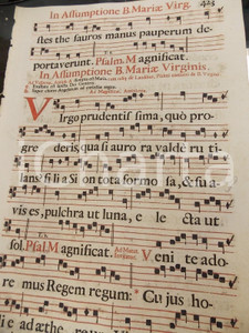 Libro, pubblicazione d epoca 1700 ca ANTIFONARIO ROMANO Pagina canti in rosso e in nero ASSUNZIONE BMV 1