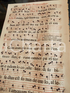 Libro, pubblicazione d epoca 1700 ca ANTIFONARIO ROMANO Pagina canti in rosso e nero celebrazione PENTECOSTE 1