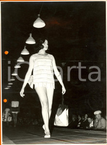 Fotografia d epoca originale 1960 ca FIRENZE MODA Modella in costume da bagno durante sfilata Foto VINTAGE 1