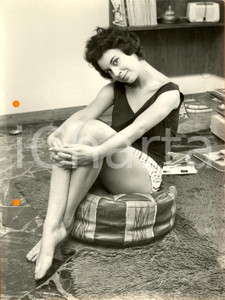 Fotografia d epoca originale 1960 ca MILANO MODA Modella scalza posa su un pouffe Fotografia VINTAGE 1