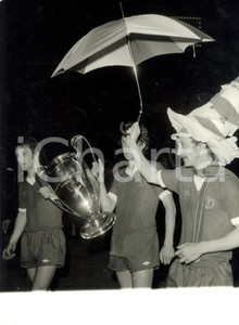 Fotografia d epoca originale 1977? ROMA Calcio  CHAMPIONS LEAGUE Giocatori LIVERPOOL con coppa Foto 24 x 30 1