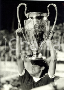 Fotografia d epoca originale 1977? ROMA Calcio CHAMPIONS LEAGUE Giocatore LIVERPOOL innalza coppa Foto 1