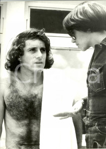 Fotografia d epoca originale 1977 TENNIS Guillermo VILAS a petto nudo parla con fidanzata Gabriella Foto 1
