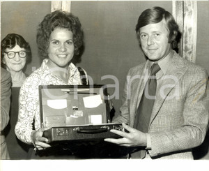Fotografia d epoca originale 1980 ca LONDRA UK Tennis Evonne GOOLAGONG premiata da Sergio PALMIERI Foto 1