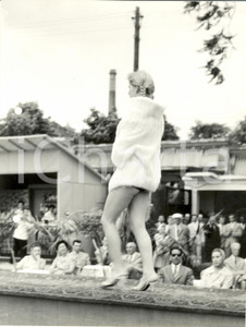 Fotografia d epoca originale 1960 ca MILANO MODA Modella sfila in pelliccia e lingerie Fotografia VINTAGE 1