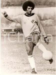 Fotografia d epoca originale 1980 ca BRASILE Calcio Leovegildo Lins da Gama JUNIOR si allena Fotografia 1